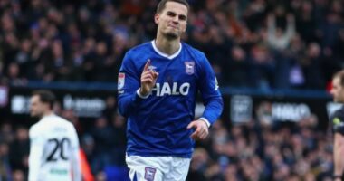 Mehmeti, gol kampionëve/ Futbollisti shqiptar shkëlqen në Kupën e Ligës në Angli