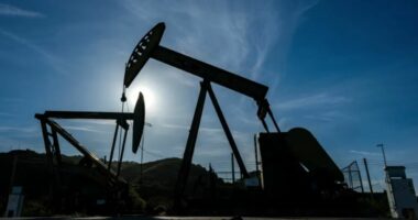 Nafta rikthehet në 100 dollarë për fuçi, luftimet në Lindjen e Mesme tronditin tregjet