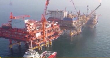 Tërhiqet çmimi i naftës në bursa/ Bie në 102 dollarë për fuçi, ulen shqetësimet për furnizimin