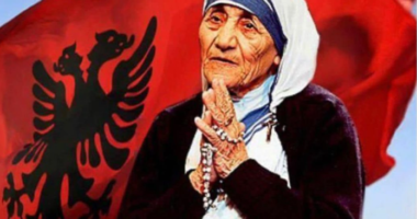 Shënohen 10 vite nga shenjtërimi i Nënë Terezës, figura shqiptare që frymëzoi botën