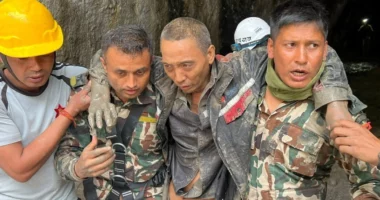 VIDEO/ Shpresë në Nepal. Nxirret i gjallë nga tuneli nëntokësor punëtori i tretë, 10 ditë pas përmbytjeve katastrofike