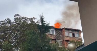 Përfshihet nga flakët tarraca e një pallati në Korçë