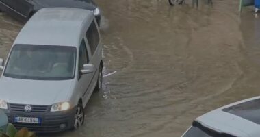 VIDEO/ Reshje të dendura shiu në Elbasan, përmbyten rrugët në disa zona të qytetit