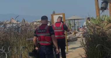 Vlorë/ Sherr mes disa personave në një beach bar në Lungomare