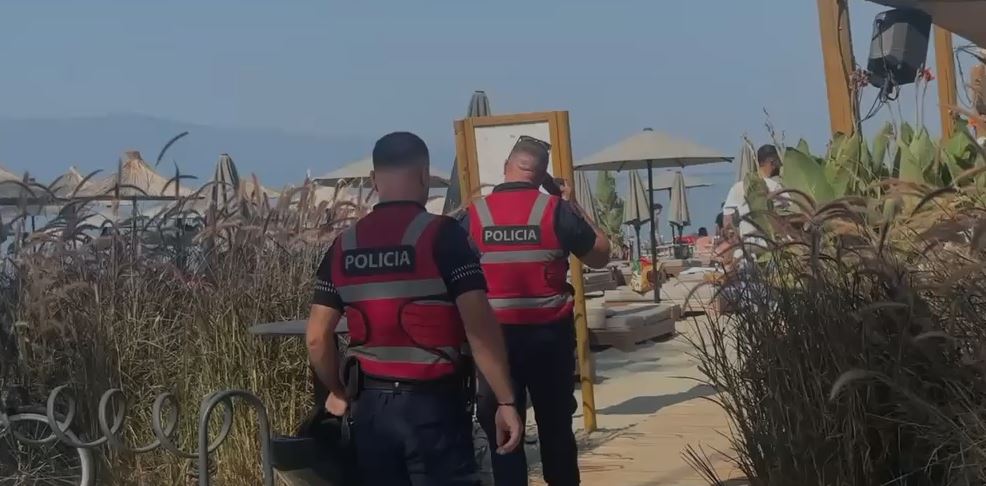 Vlorë/ Sherr mes disa personave në një beach bar në Lungomare