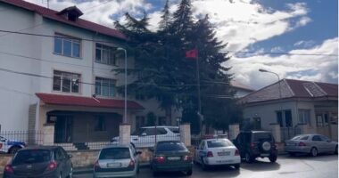 Korçë/ Zbardhen dy vjedhje, arrestohet 18-vjeçari dhe shpallet në kërkim bashkëpunëtori