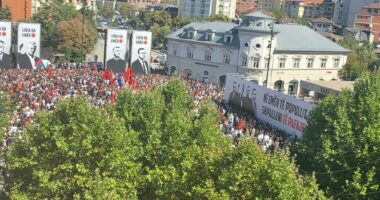 “UÇK jemi ne”/ Protestuesit në Prishtinë me 4 kërkesa: Shfuqizim të Gjykatës Speciale dhe mbështetje për Çlirimtarët