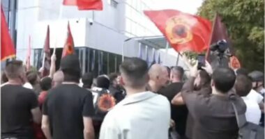 Prishtinë/ Protestuesit gjuajnë me gurë objektin e Qeverisë
