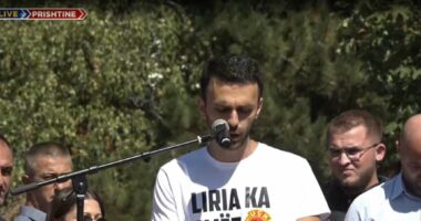 Protestë në Prishtinë, pro UÇK-së/ Djali i Jakup Krasniqit: Të bashkohemi përtej partive e ndasive! Historinë e Çlirimtarëve nuk mund ta fshijë askush