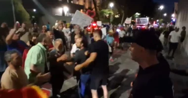 Përplasen me policinë, nisin arrestimet/ Policia çon në komisariat 11 protestues, tentuan të bllokojnë Kryeministrinë