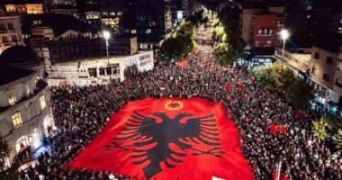“Lironi çlirimtarët”/ Nata e gjashtë e protestës në Prishtinë, mijëra qytetarë në shesh