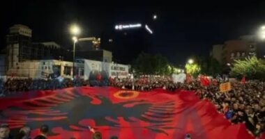 Dita e pestë e protestës në Prishtinë/ Kërkohet nga qeveria të fuqizojë mbështetjen financiare për mbrojtjen e krerëve të UÇK