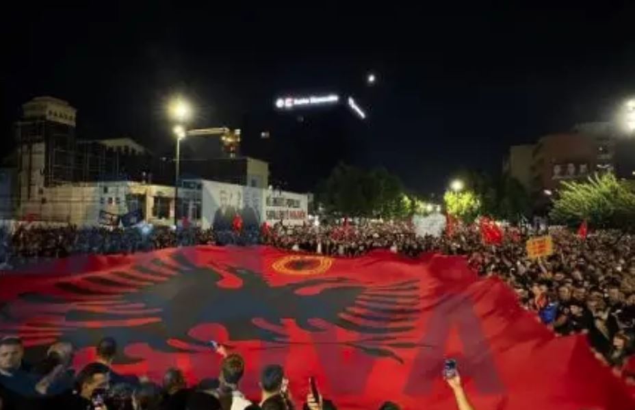 dita-e-peste-e-protestes-ne-prishtine-kerkohet-nga-qeveria-te-fuqizoje-mbeshtetjen-financiare-per-mbrojtjen-e-krereve-te-uck