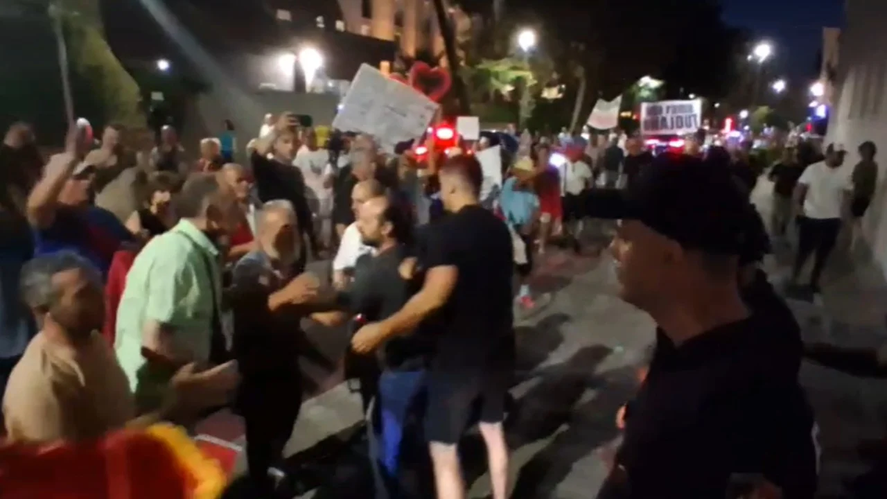 perplasen-me-policine-nisin-arrestimet-policia-con-ne-komisariat-11-protestues-tentuan-te-bllokojne-kryeministrine