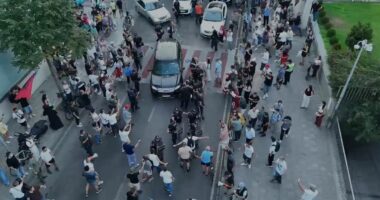Protesta para Kuvendit/ Pamjet nga sipër me dron, protestuesit godasin me vezë makinat