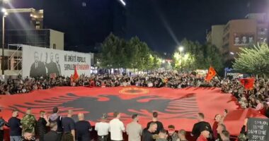 “Liri për çlirimtarët”/ Prishtinë, nata e pestë e protestave në mbrojtje të UÇK