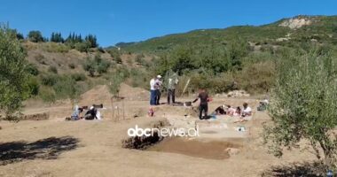 Qesarati një tjetër zbulim nëntoke/ Mozaiku del në dritë gjatë gërmimeve arkeologjike në Memaliaj
