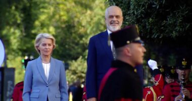 Von der Leyen mbërrin në Kryeministri/ Presidentja e KE pritet nga kryeministri Rama me ceremoni zyrtare