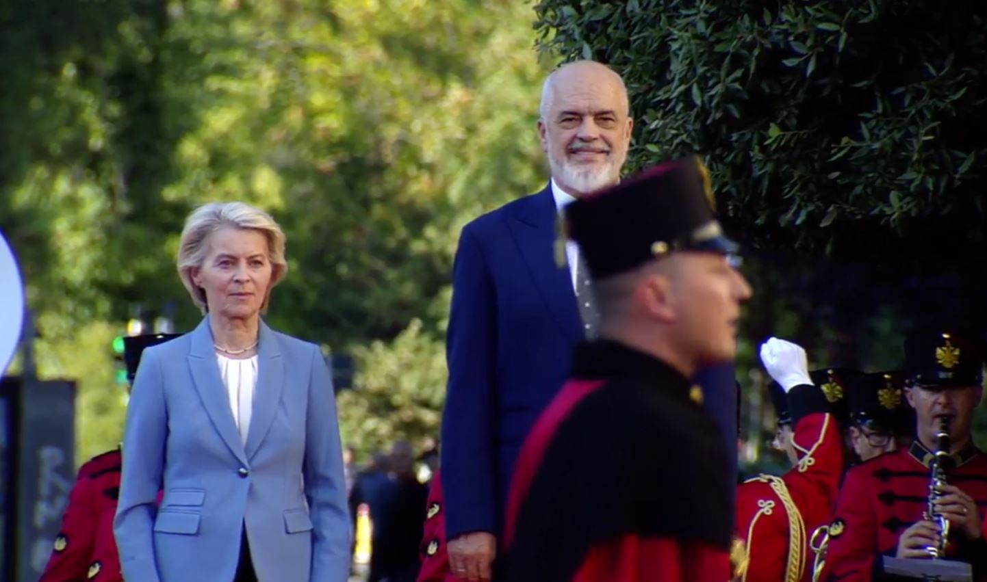 Von der Leyen mbërrin në Kryeministri  Presidentja e KE pritet nga kryeministri Rama me ceremoni zyrtare
