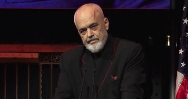 “Shqipëria, e Zotit dhe e mikut”, Rama: Të mbrohemi nga ndasitë tona