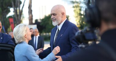 Von der Leyen në Tiranë/ Presidentja e KE pritet nga kryeministri Rama me ceremoni zyrtare