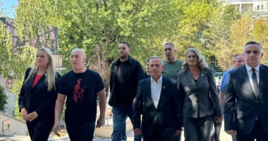 Haradinaj dhe deputetët e Aleancës në shesh, i bashkohen protestës në mbështetje të Hashim Thaçit, Jakup Krasniqit, Kadri Veselit e Rexhep Selimit