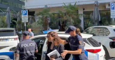 VIDEO/ Ish drejtuesja e SHISH, Vlora Hyseni paraqitet në GJKKO për masën e sigurisë