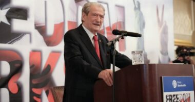 Berisha në SHBA, protesta dhe braktisje/ Gjen sallën me karrige bosh dhe protestues jashtë saj