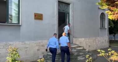 Skënder Hita mbërrin në Policinë e Korçës, në fokus rendi dhe siguria publike