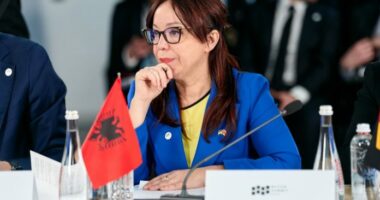 Klodiana Spahiu, ministre e Shëndetësisë/ Deputetja e PS me profesion mjeke pason Evis Salën