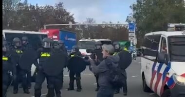 “Jo në emrin tim”, tension në Hagë pas dënimit të ish-krerëve të UÇK, qytetarët godasin makinën e policisë