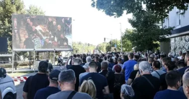 Britania e Madhe thërret të ngarkuarin me punë të Serbisë për të dënuar përkujtimet gjatë funeralit të Mlladiç