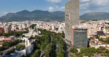 Në Shqipëri për detin…dhe për dhëmbët/ BBC: Si Shqipëria po konkurron edhe turizmin shëndetësor turk