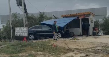 Aksident në Rrogozhinë-Lushnje/ Makina del nga rruga, dy persona të plagosur