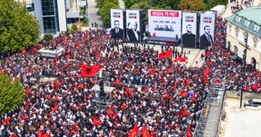 Kosova po pret/ Çlirimtarët nuk janë vetëm, nis marshi për liri në Prishtinë