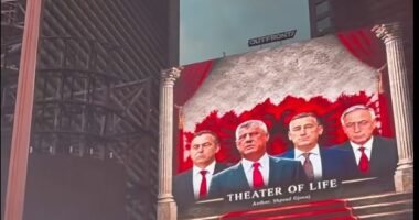 “Liria ka emër”/ Fotoja e “katërshes” së UÇK-së shfaqet në Times Square