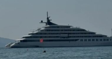 Jahti luksoz me 123 pasagjerë nga vende të ndryshme të botës mbërrin në portin e Sarandës