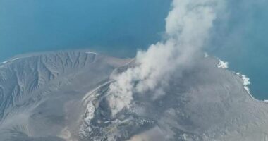 Shpërthen vullkani në Indonezi, pezullohen 209 fluturime dhe bllokohen mijëra pasagjerë