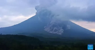 270 mijë pasagjerë të bllokuar në Indonezi/ Mbi 2 mijë fluturime anulohen nga shpërthimi i vullkanit