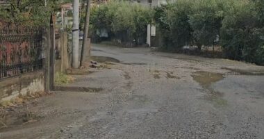 Moti i keq në Elbasan/ Çahet asfalti i rrugës në afërsi të urës së Shkumbinit, bllokohet qarkullimi i mjeteve