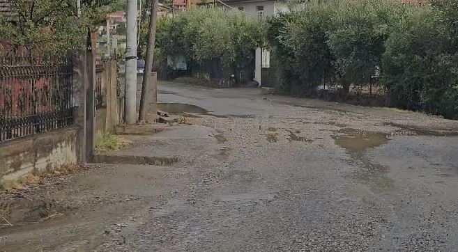 Moti i keq në Elbasan  Çahet asfalti i rrugës në afërsi të urës së Shkumbinit  bllokohet qarkullimi i mjeteve