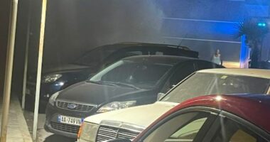 Përfshihet nga flakët automjeti në qendër të Fierit, detajet e para