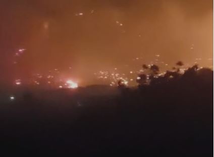 Himara në flakë, nis evakuimi i disa banorëve të rrezikuar nga zjarret