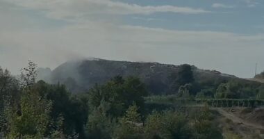 Zjarri te vendgrumbullimi i mbetjeve në Krujë mbetet aktiv, banorët kërkojnë ndërhyrje urgjente