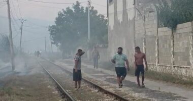 Zjarret përhapen në Fier, evakuohen mbi 20 familje/ Banori: Po digjen ferma e shtëpi, të vijnë zjarrfikës nga e gjithë republika