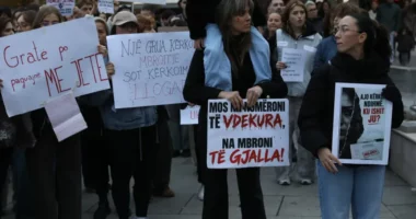 “Edhe sa gra të vrara”/ Protestë në Pejë për vrasjen e Arlinda Zekajt, paralajmërohet tubim në Prishtinë dhe Mitrovicë