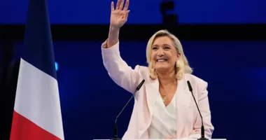 Francë, përçarjet politike rrisin shanset për balotazh Le Pen–Melenchon