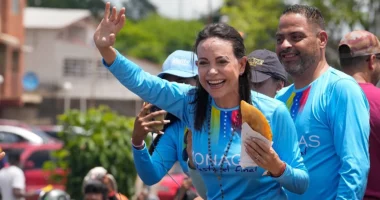Udhëheqësja e opozitës venezueliane, María Corina Machado, rikthehet në atdhe pas më shumë se 10 muajsh në mërgim