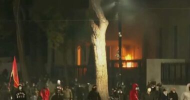 Kaos në protestë/ Protestuesit i vënë flakën edhe ish-hotel Dajtit