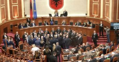 Kaosi në seancë/ PS kërkon “ndëshkim” për 20 deputetë të Partisë Demokratike
